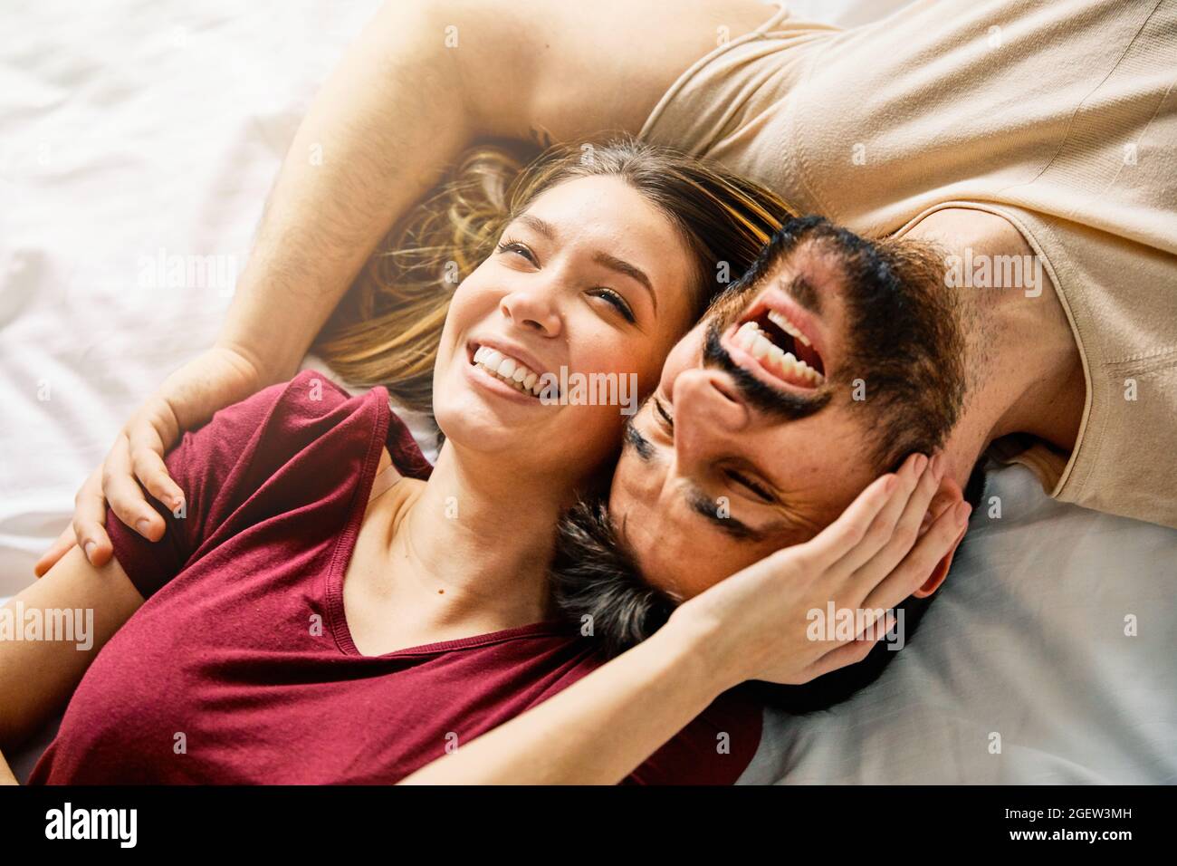 pareja amor dormitorio romance feliz relación día de san valentín Foto de stock