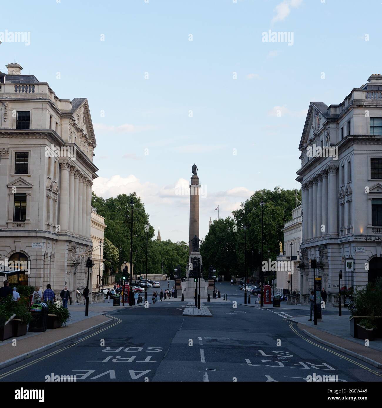 Londres, Gran Londres, Inglaterra, 10 2021 de agosto: Waterloo Place con la estatua del duque de York de Richard Westmacott encima del pilar toscano. Foto de stock
