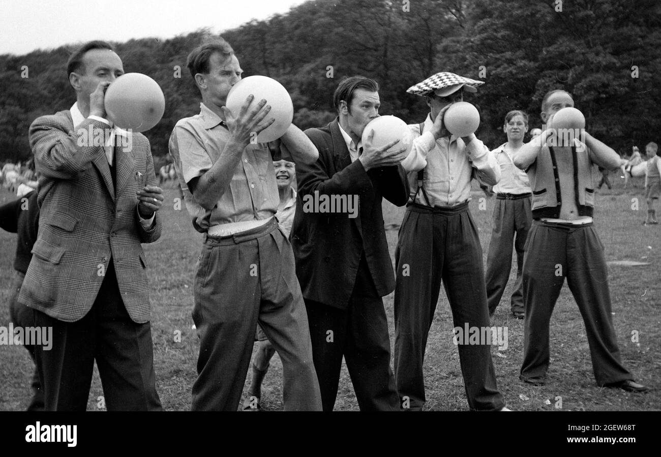 Pontins Holiday Camp juegos familiares para hombres soplando globos 1950s Gran Bretaña Reino Unido Foto de stock