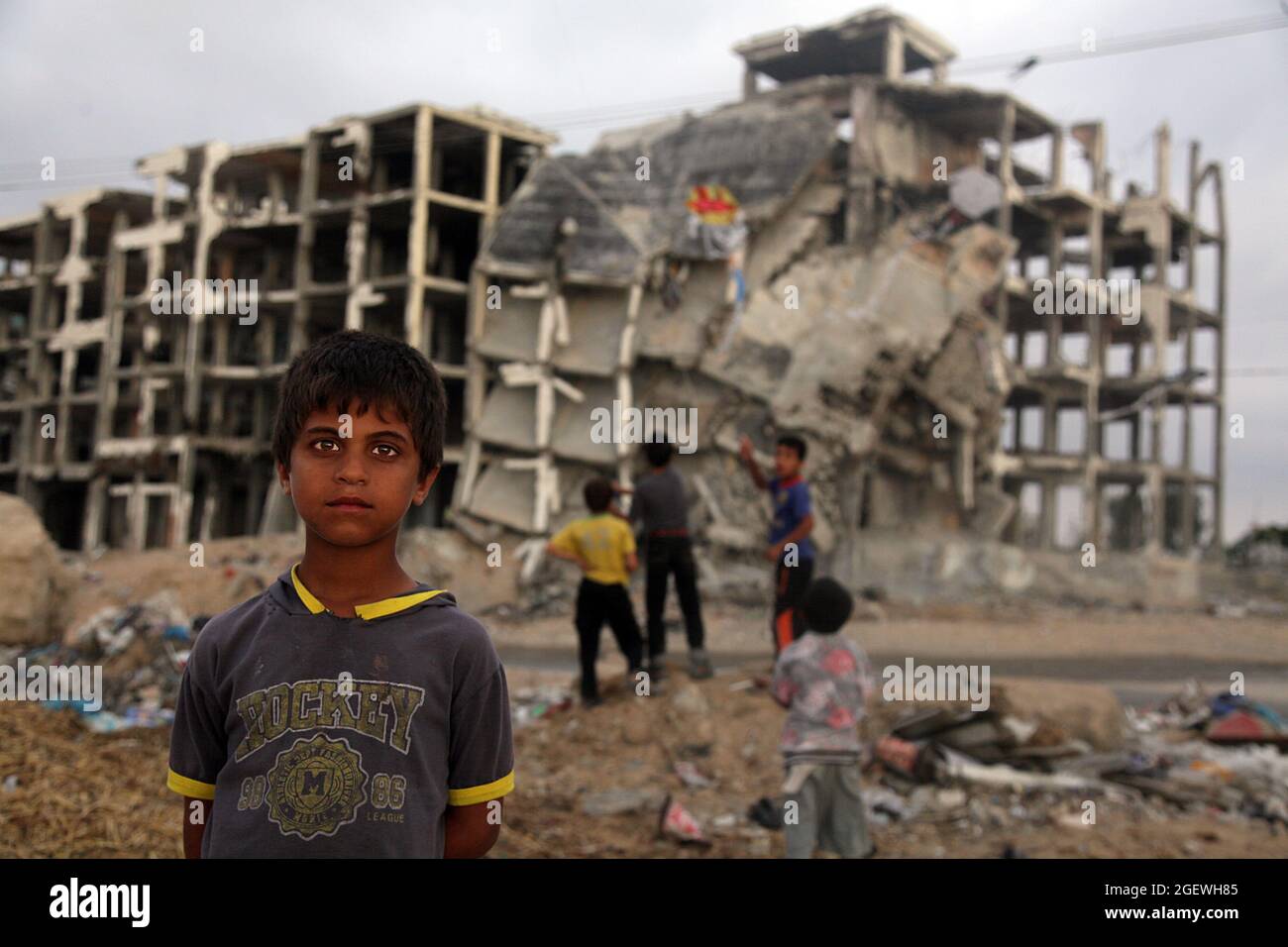 Retrato de un niño palestino en medio de los escombros después de los ataques aéreos de Israel. Ciudad de Gaza. Foto de stock