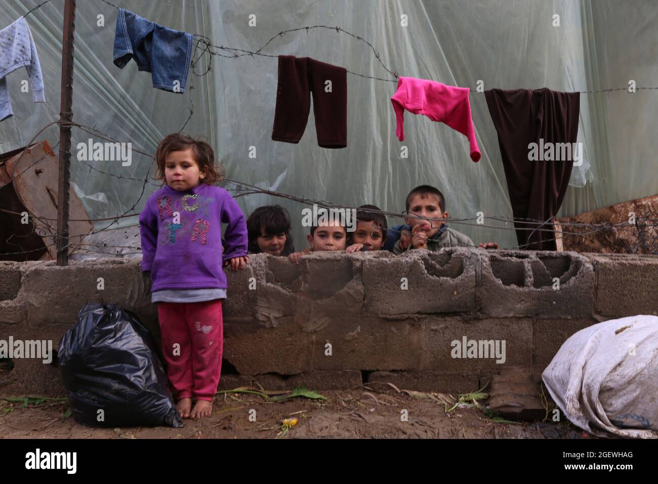 Retrato de un niño palestino jugando con otros niños. Ciudad de Gaza. Foto de stock