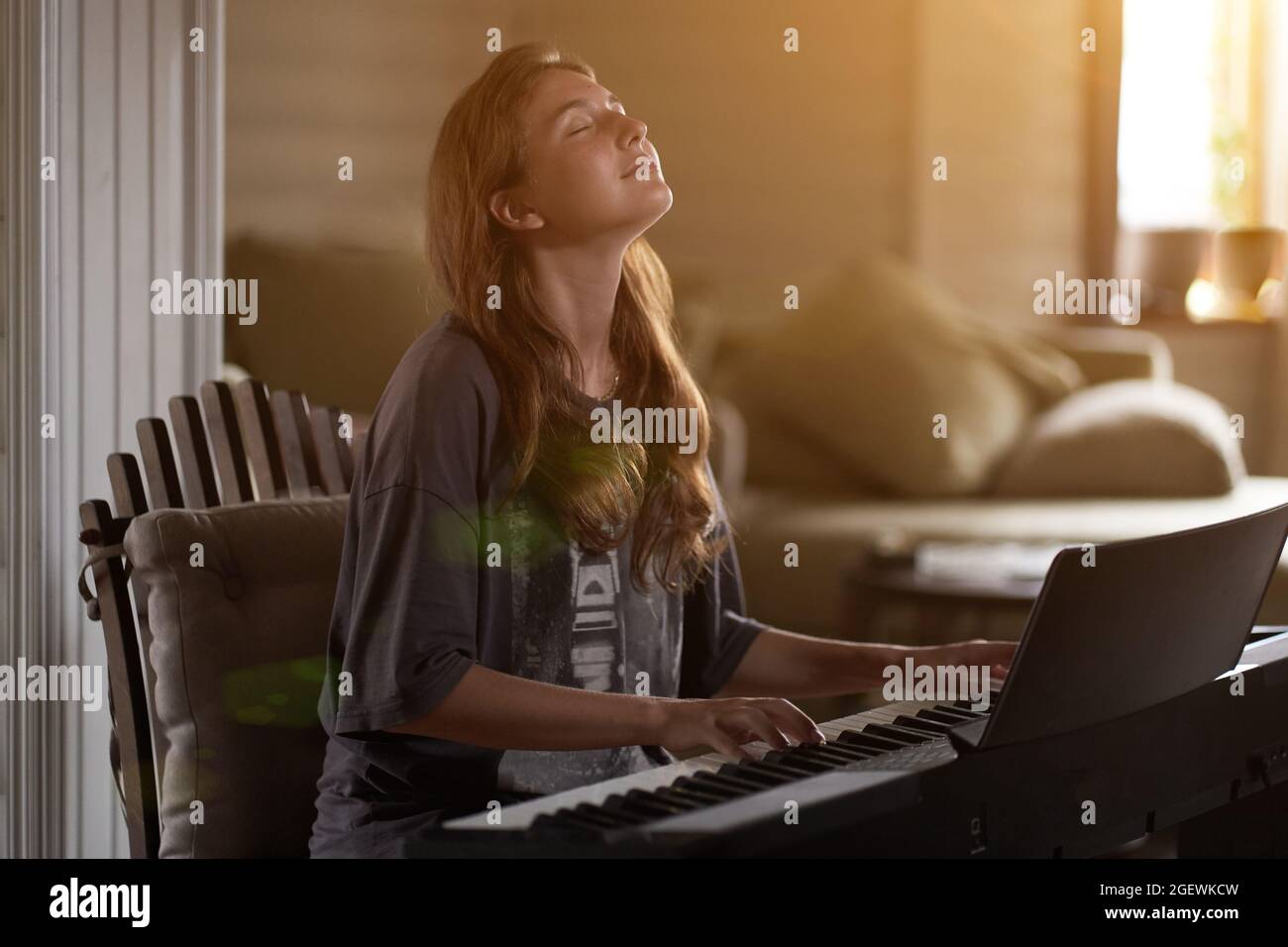 Mujer tocando el piano fotografías e imágenes de alta resolución - Alamy