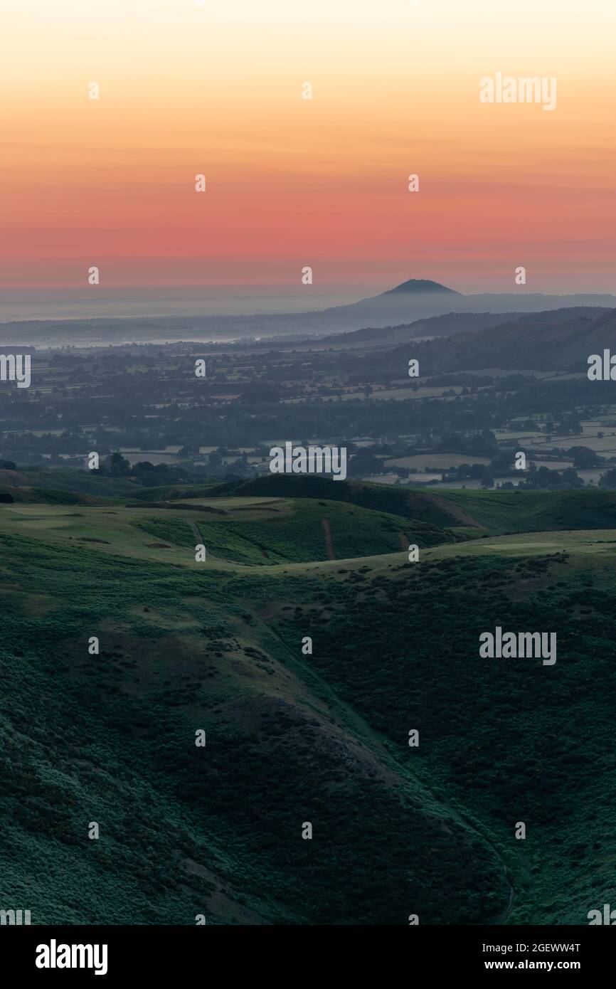 Cálido amanecer de verano en Shropshire Hills, Reino Unido Foto de stock