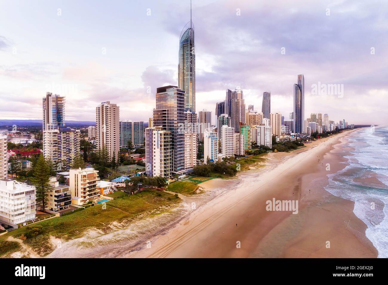 Modernas torres urbanas de gran altura frente al mar en la costa del Pacífico Surfers Paradise - Costa de Oro Australiana. Foto de stock