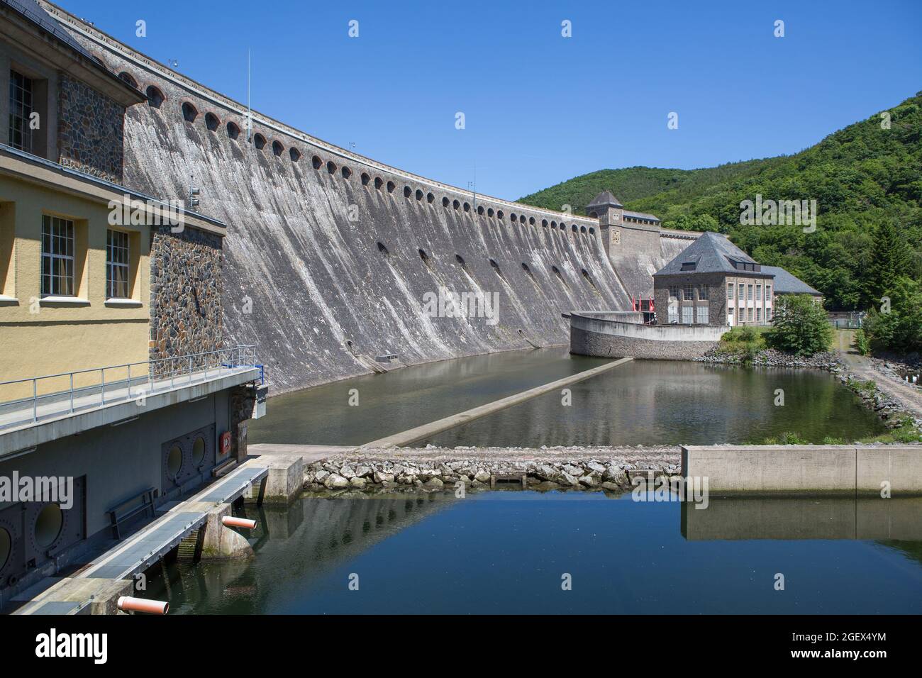 Presa de gravedad de arco fotografías e imágenes de alta resolución