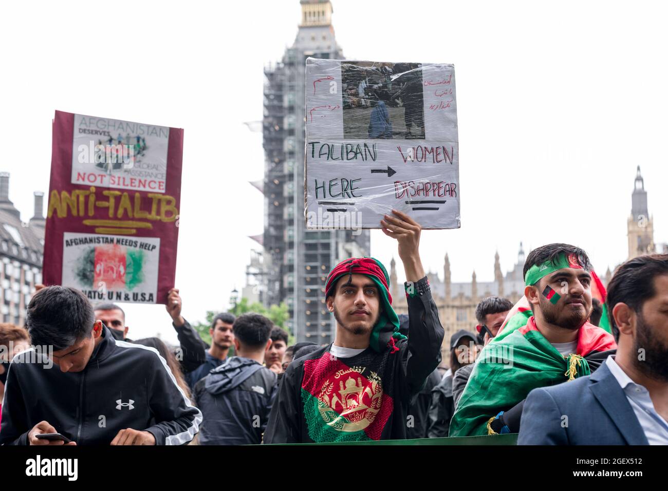 Un manifestante sostiene una pancarta que dice que los talibanes aquí, las mujeres desaparecen durante la manifestación.Tras la reciente toma de Kabul, la capital de Afganistán, por los talibanes, grupos activistas, entre ellos Stop the War UK e intérpretes/traductores afganos en Londres se reunieron fuera de la Plaza del Parlamento para expresar su solidaridad con los afganos. Pedían una acción urgente por parte del gobierno de Boris Johnson para proteger a los miembros de la familia cuyas vidas están amenazadas, específicamente para arrojar luz sobre los derechos de las mujeres y los niños. (Foto de Belinda Jiao/SOPA Images/Sipa USA) Foto de stock
