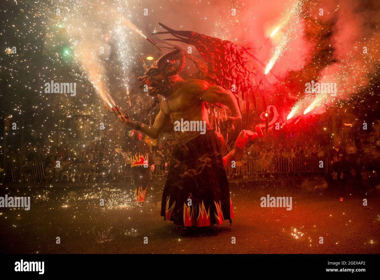 Barcelona, España. 21st de agosto de 2021. 'Atzeries' La bestia de fuego  pone sus chispas voladoras al final de la 'Festa Major de Gracia'. La  carrera de incendios de este año en