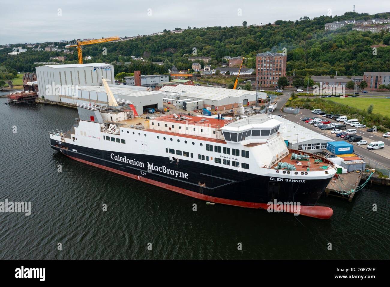 Últimas vistas desde el drone del controvertido ferry Caledonian MacBrayne Glen Sannox en fabricación en Ferguson Marine en Port Glasgow, Escocia, Reino Unido Foto de stock