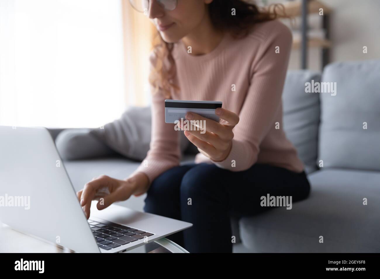 Mujer sosteniendo tarjeta de uso portátil hacer compras en línea, cerca Foto de stock
