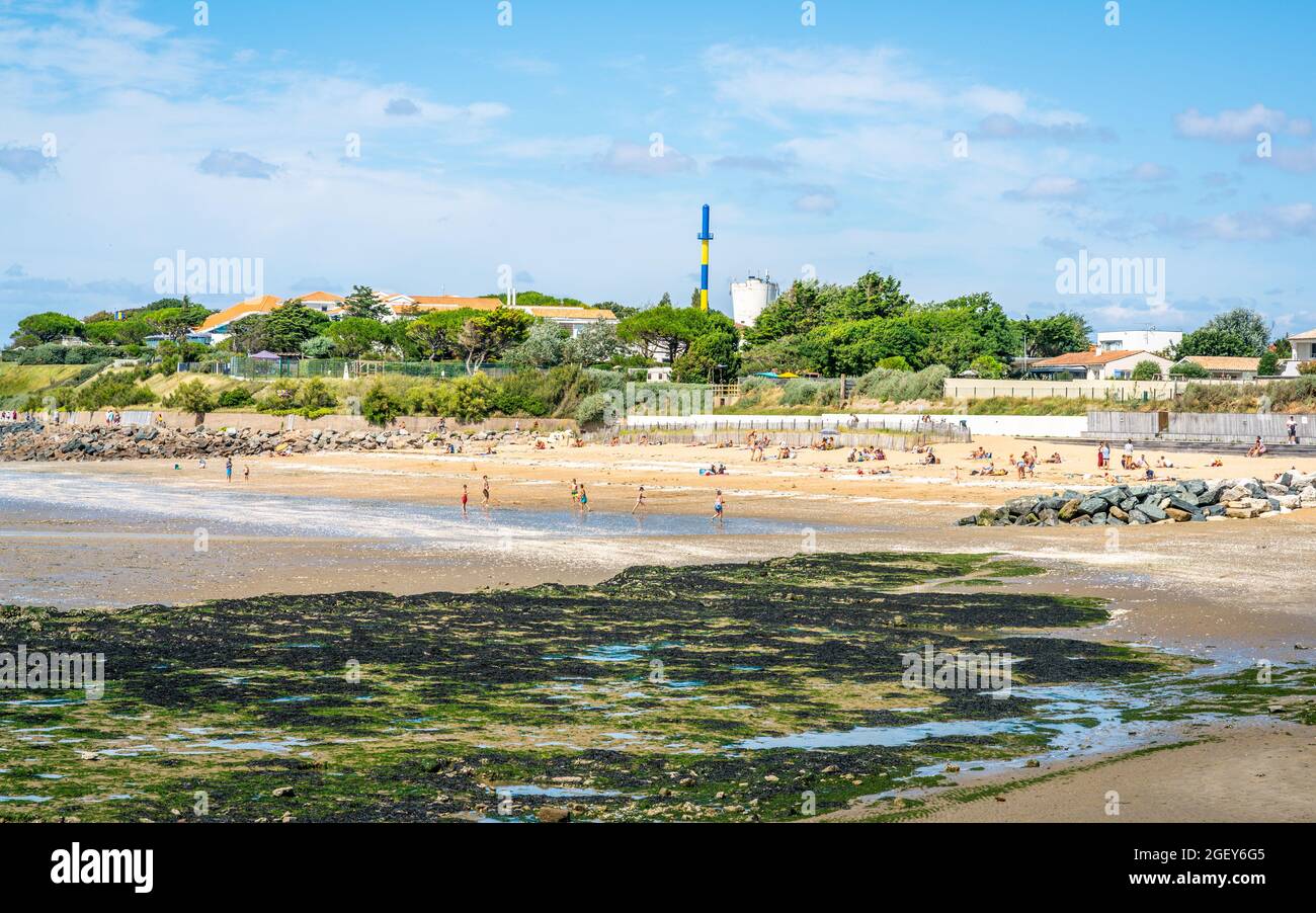 Vista de la playa de Les Boucholeurs durante el verano de 2021 con turistas y soleado cielo azul en Les Boucholeurs Francia Foto de stock