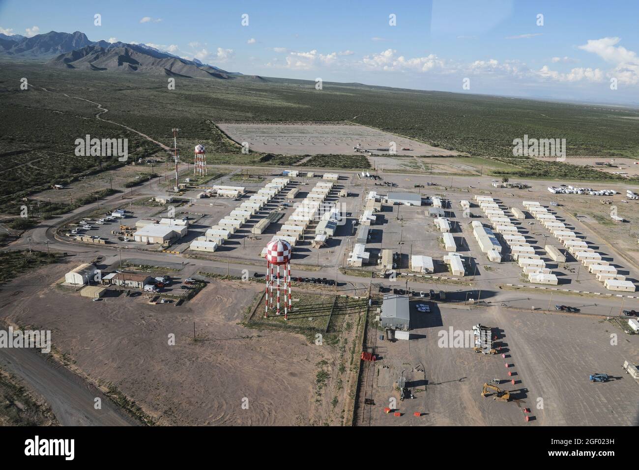 Fort Bliss, Estados Unidos. 22nd de agosto de 2021. Foto aérea de las instalaciones del complejo Dona Ana Range cerca de Fort Bliss, Nuevo México. El Departamento de Defensa, en apoyo del Departamento de Estado, proporciona transporte y vivienda temporal en apoyo del Refugio de la Operación Aliados. Esta iniciativa sigue el compromiso de los Estados Unidos con los ciudadanos afganos que han ayudado a los Estados Unidos y les proporciona apoyo esencial en lugares seguros fuera de Afganistán. Foto por SPC. Elijah Ingram/EE.UU Crédito del Ejército/UPI: Noticias en Vivo de UPI/Alamy Foto de stock