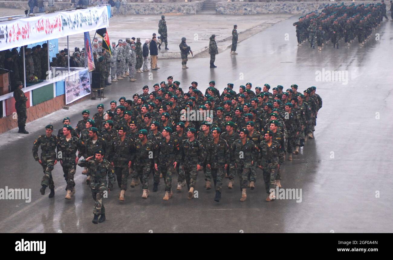 Un pelotón de Kandak (batallón) de 100 marchas delante de los distinguidos invitados que saludaron durante su ceremonia de graduación en el Centro de Entrenamiento Militar de Kabul en Kabul, Afganistán. Esta graduación marcó el hito de graduación del siglo para KMTC desde su apertura en 2002. Foto de stock