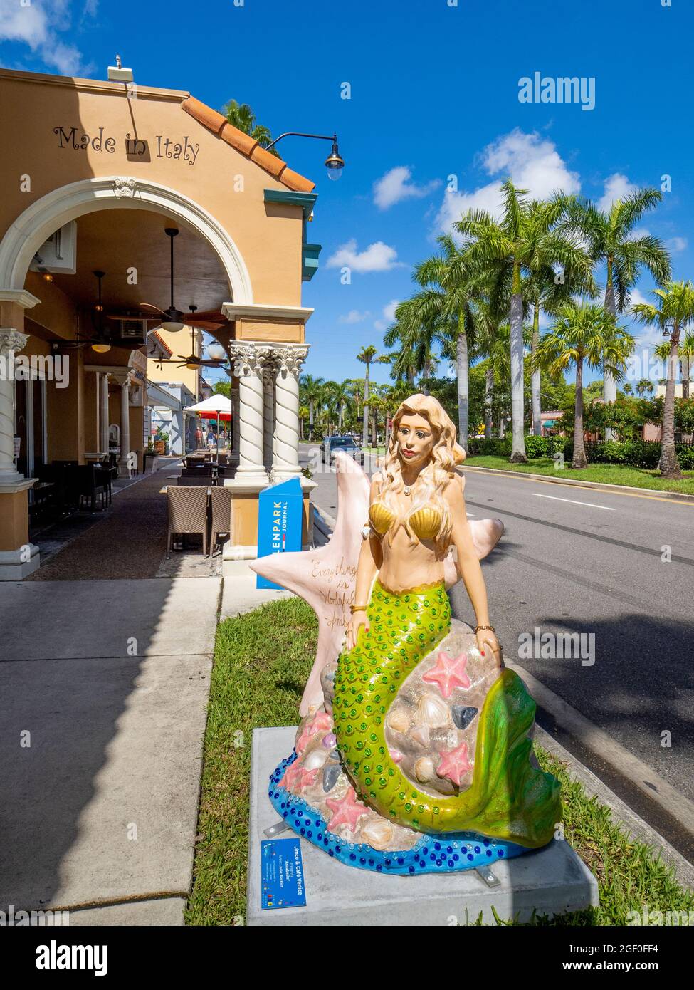 La escultura de la sirena en la Avenida Venecia es parte de un proyecto de arte público del Centro de Arte de Venecia llamado FantaSea Venecia en Venecia, Florida, Estados Unidos Foto de stock
