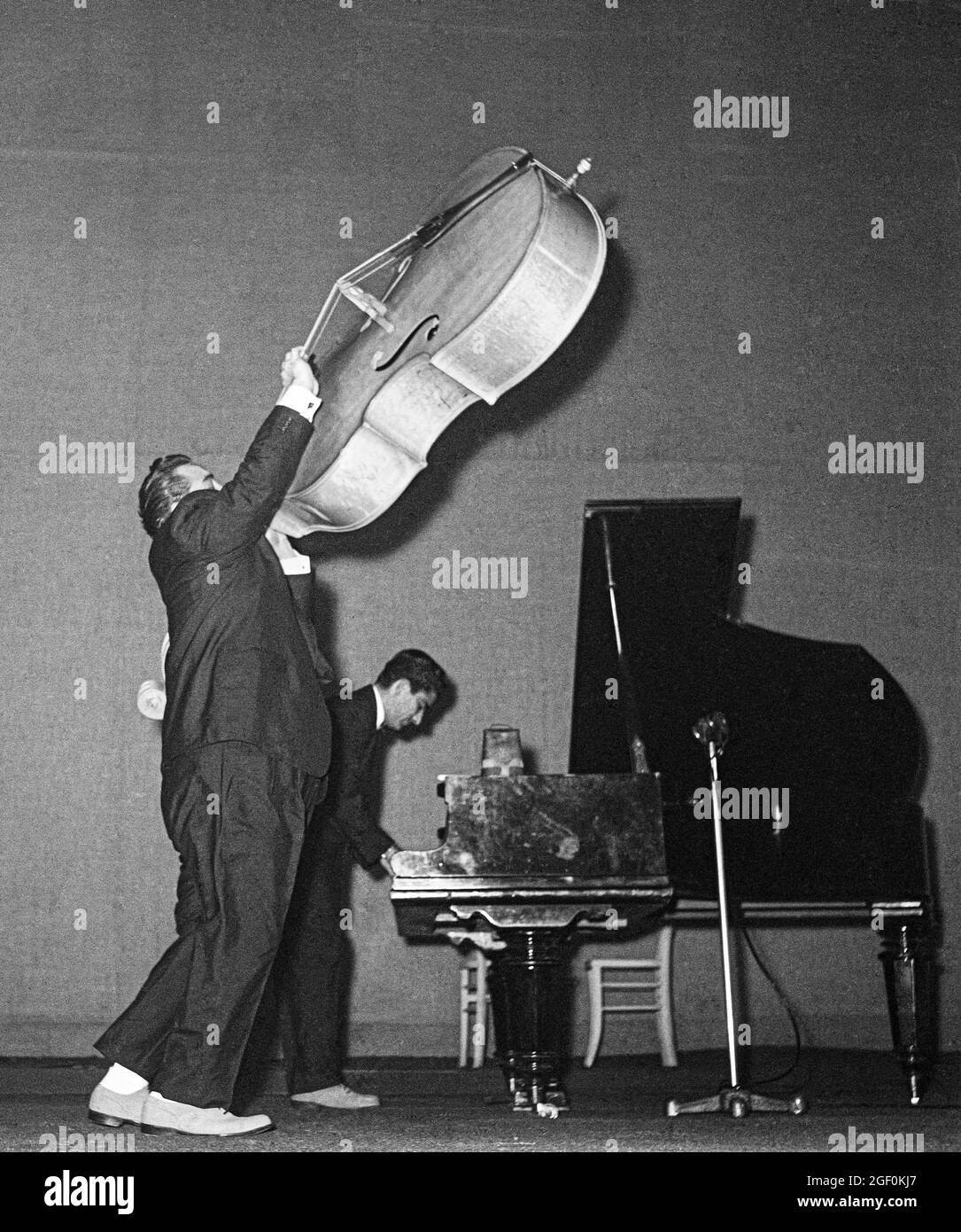1958 de noviembre, Bill Haley y sus Comets actuando en el escenario, Al Rex levantando su contrabajo, Johnny Grande piano, Estrasburgo, Alsacia, Francia, Europa, Foto de stock
