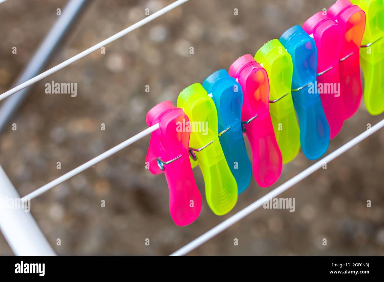 Una foto de primer plano de ropa de plástico de colores se ciñe a una  secadora de ropa metálica vacía Fotografía de stock - Alamy