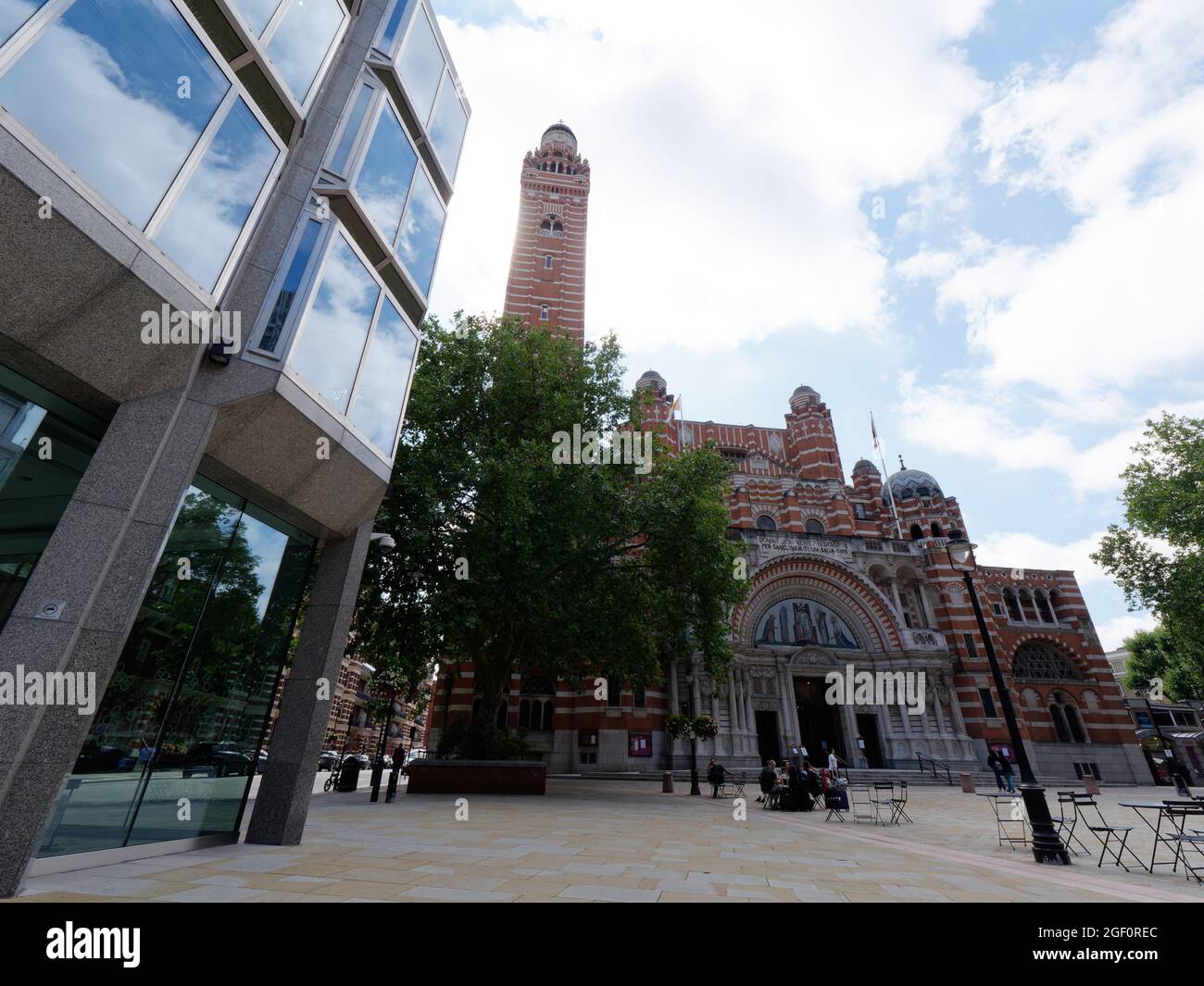 Londres, Gran Londres, Inglaterra, agosto de 10 2021: Catedral de Westminster, una catedral católica romana neo-bizantina vista desde la Plaza de la Catedral. Foto de stock