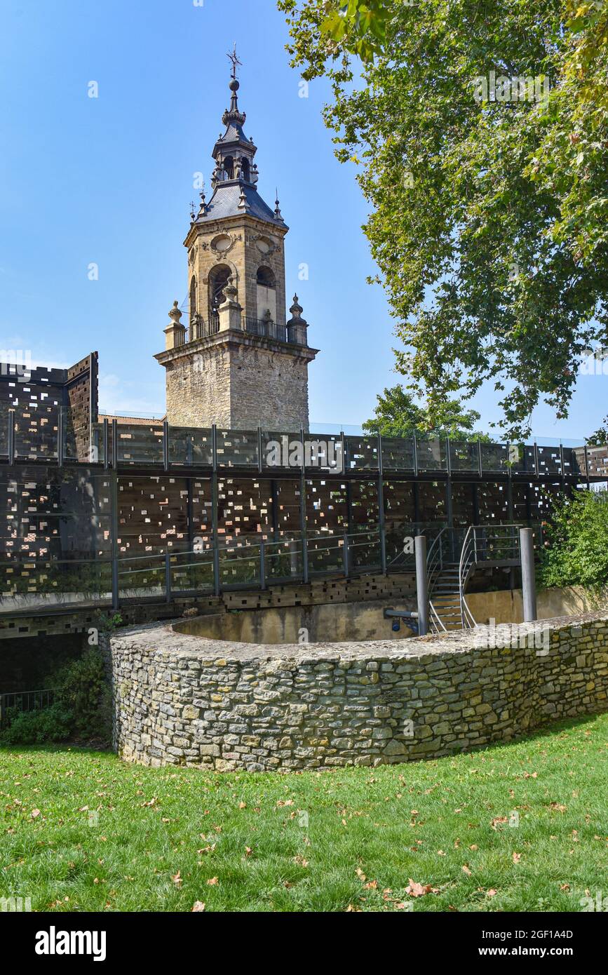 Vitoria-Gasteiz, España - 21 Aug 2021: Murallas de la ciudad y torre de la iglesia de San Miguel en el casco antiguo de Vitoria-Gasteiz Foto de stock