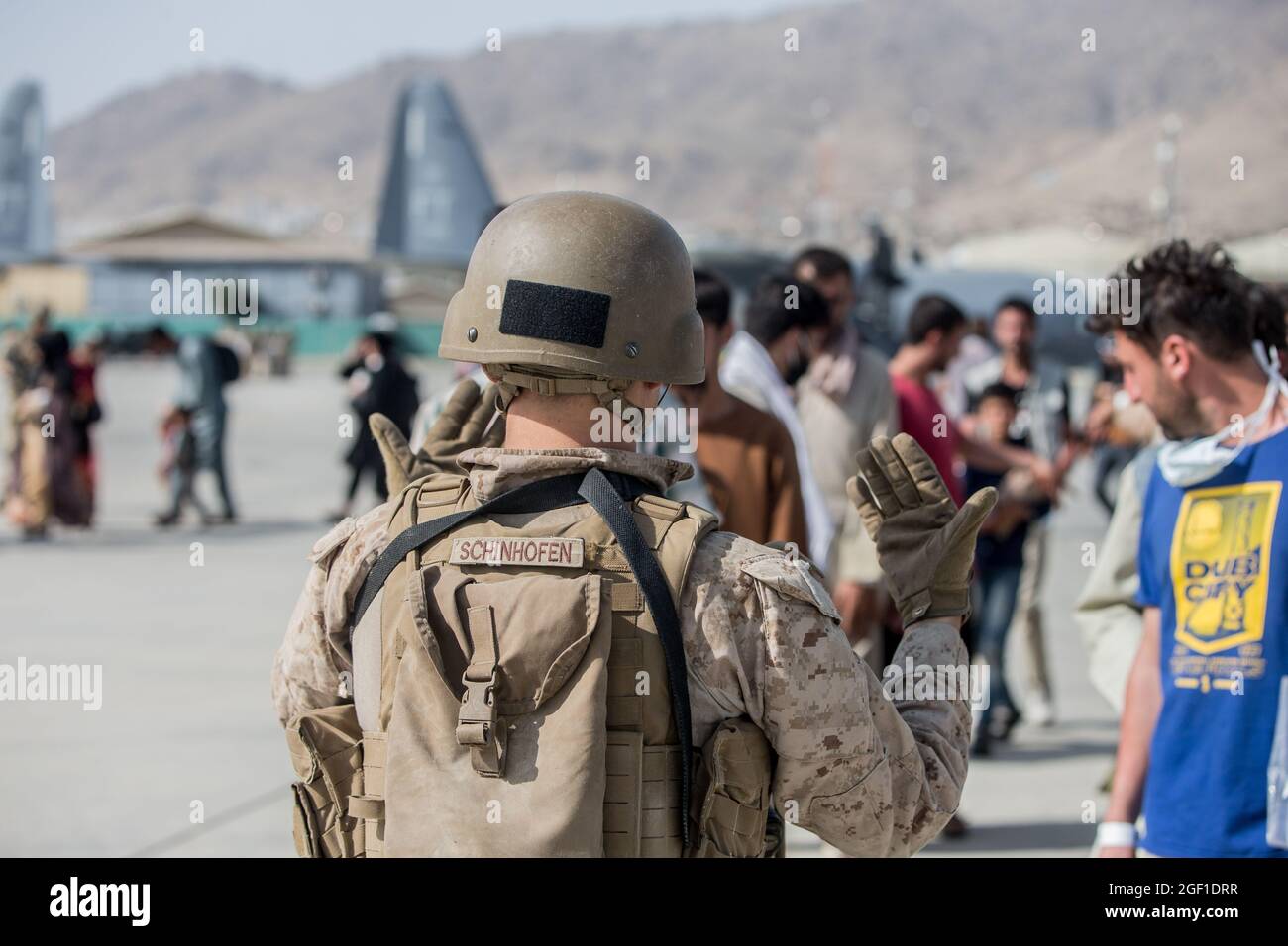 210821-M-GQ845-1043 AEROPUERTO INTERNACIONAL HAMID KARZAI, Afganistán (21 de agosto de 2021) UNA Fuerza de Tarea Marina con Propósito Especial Aire-Tierra-Respuesta a Crisis-Comando Central (SPMAGTF-CR-CC) presta asistencia durante una evacuación en el Aeropuerto Internacional Hamid Karzai, Kabul, Afganistán, agosto de 21. Los miembros del servicio de Estados Unidos están ayudando al Departamento de Estado con una reducción ordenada del personal designado en Afganistán. (EE.UU Marine Corps foto por Sgt. Samuel Ruiz). Foto de stock