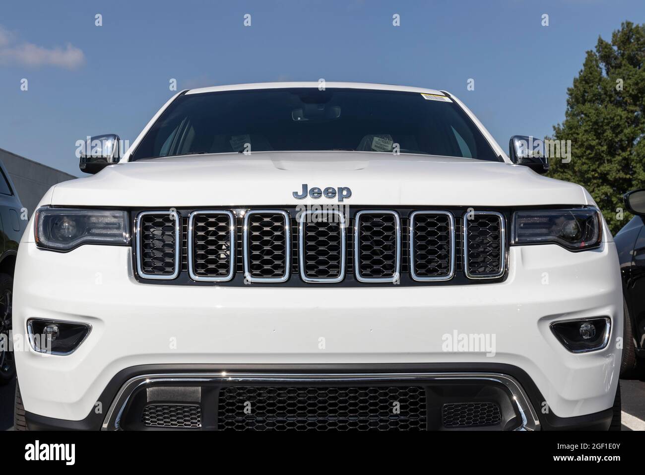 Kokomo - Circa Agosto 2021: Exhibición de Jeep Grand Cherokee SUV en un  concesionario Chrysler. Las filiales de Stellantis de FCA son Chrysler,  Dodge, Jeep, AN Fotografía de stock - Alamy