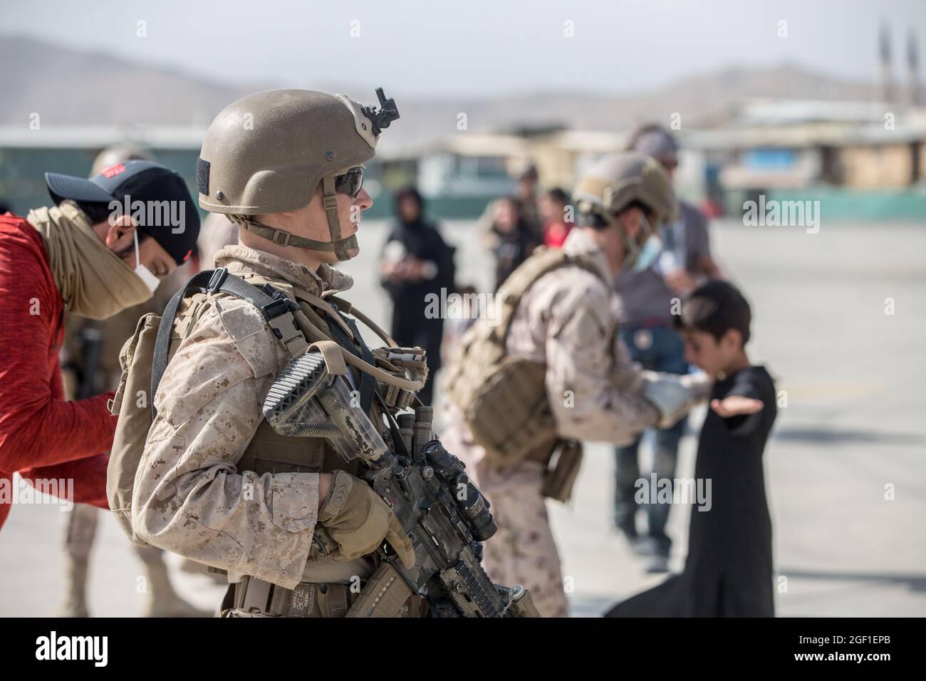 210821-M-GQ845-1044 AEROPUERTO INTERNACIONAL HAMID KARZAI, Afganistán (21 de agosto de 2021) UNA Fuerza de Tarea Marina con Propósito Especial Aire-Tierra-Respuesta a Crisis-Comando Central (SPMAGTF-CR-CC) presta asistencia durante una evacuación en el Aeropuerto Internacional Hamid Karzai, Kabul, Afganistán, agosto de 21. Los miembros del servicio de Estados Unidos están ayudando al Departamento de Estado con una reducción ordenada del personal designado en Afganistán. (EE.UU Marine Corps foto por Sgt. Samuel Ruiz). Foto de stock