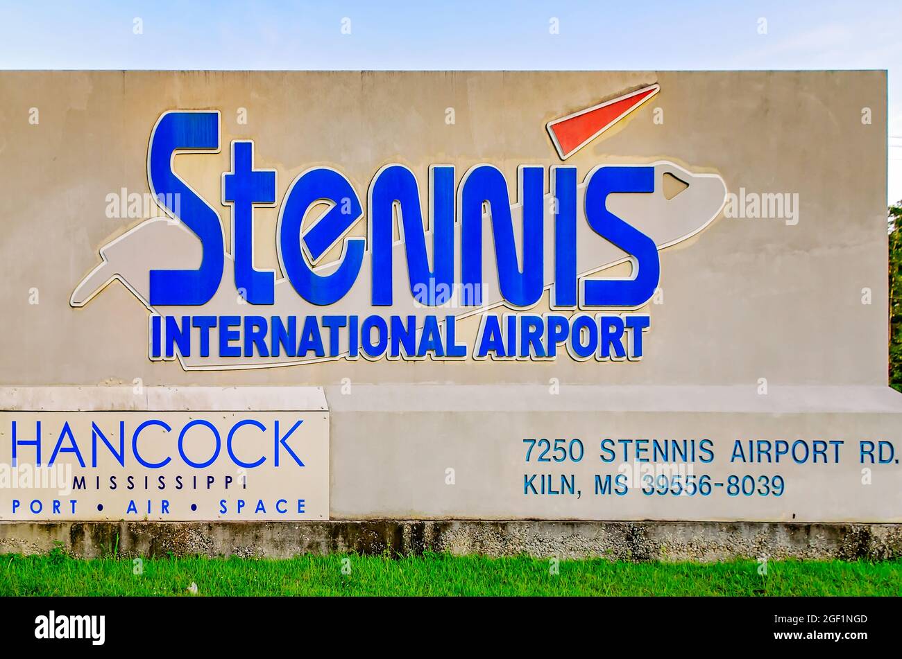 Una señal para el Aeropuerto Internacional de Stennis está representada, 21 de agosto de 2021, en Kiln, Mississippi. El aeropuerto abrió sus puertas al público en 1970. Foto de stock
