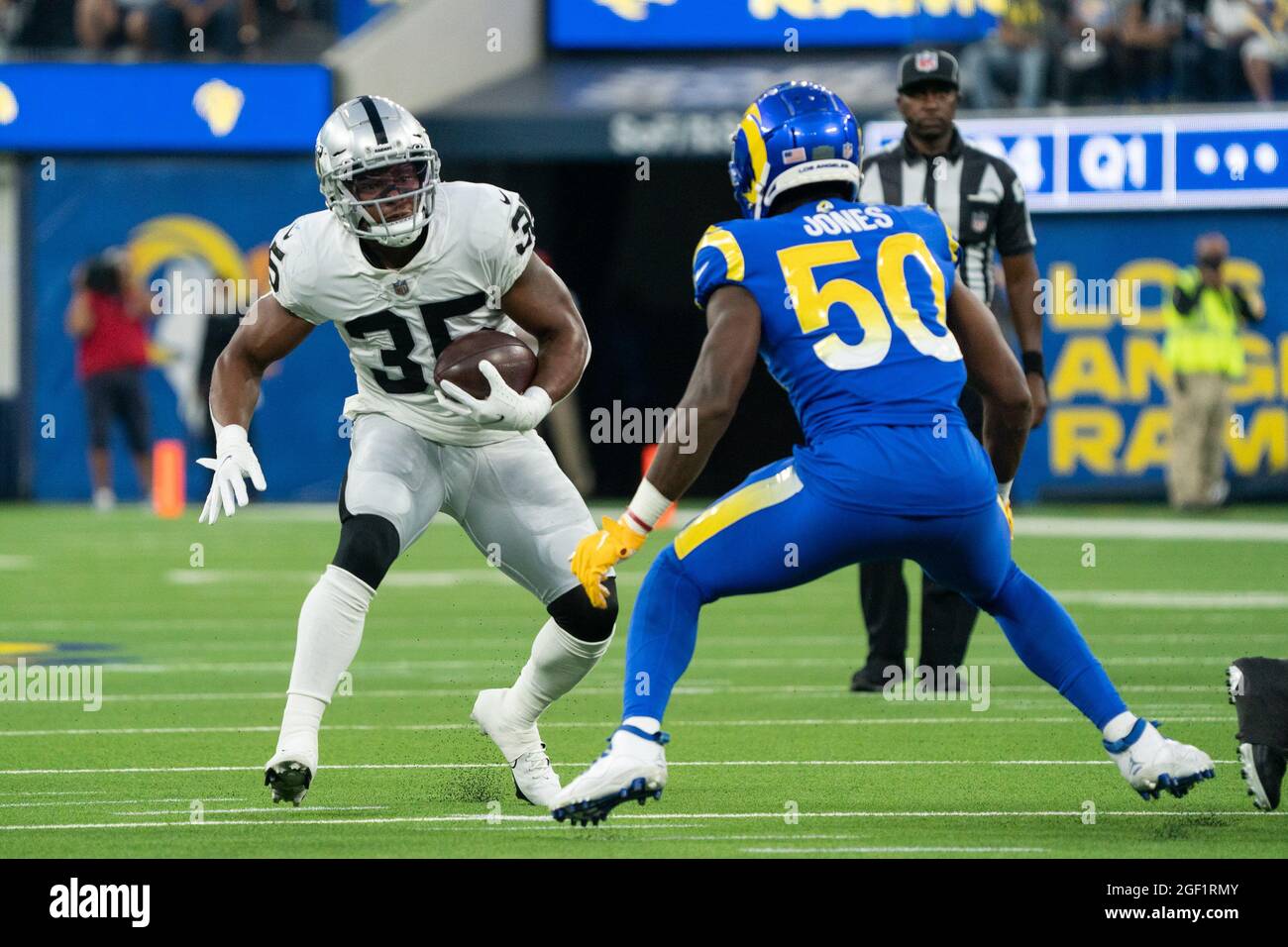 Inglewood Estados Unidos 21st De Agosto De 2021 Las Vegas Raiders Corriendo Atras Bj Emmons 35 Es Defendido Por Los Angeles Rams Linebacker Ernest Jones 50 Durante Un Juego De Pretemporada De