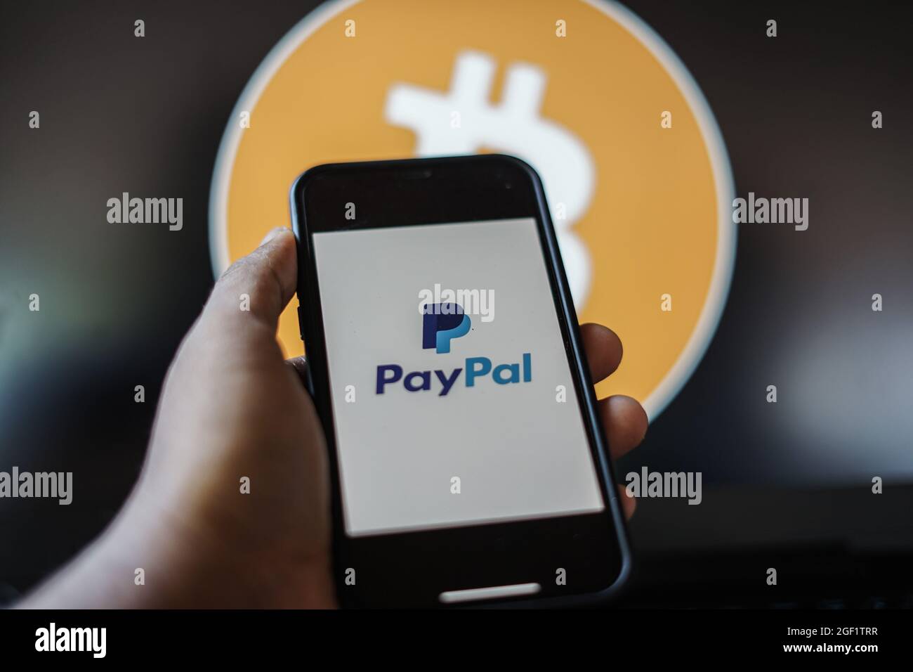 Makassar, Sulawesi del Sur, Indonesia. 23rd de agosto de 2021. Logotipo de  PayPal en la pantalla móvil con el logotipo de bitcoin de fondo. La  plataforma DE pago en línea DE EE.UU.
