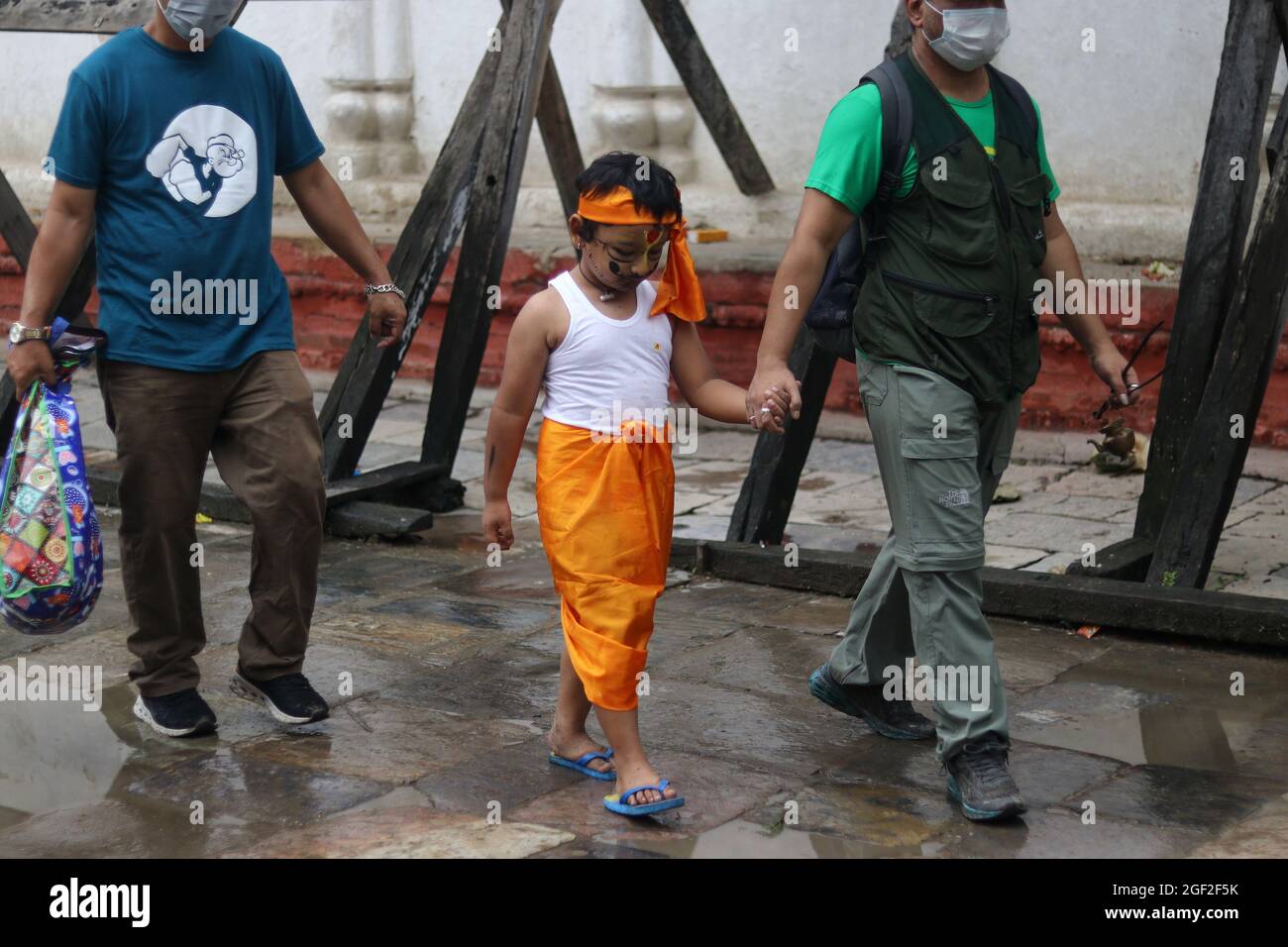 Katmandú, NE, Nepal. 23rd de agosto de 2021. Los niños, vestidos con atneumáticos tradicionales, llevan máscaras protectoras y protectores faciales durante la celebración del festival Gai Jatra en Katmandú, Nepal, el 23 de agosto de 2021. Este festival anual está marcado en un recuerdo de familiares y familiares fallecidos. (Imagen de crédito: © Aryan Dhimal/ZUMA Press Wire) Foto de stock