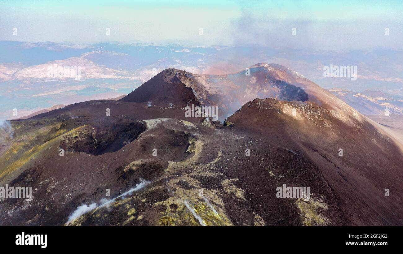 Vista superior del Crater Etna desde arriba en una foto aérea panorámica con sulfuros y humo en la desgasización Foto de stock