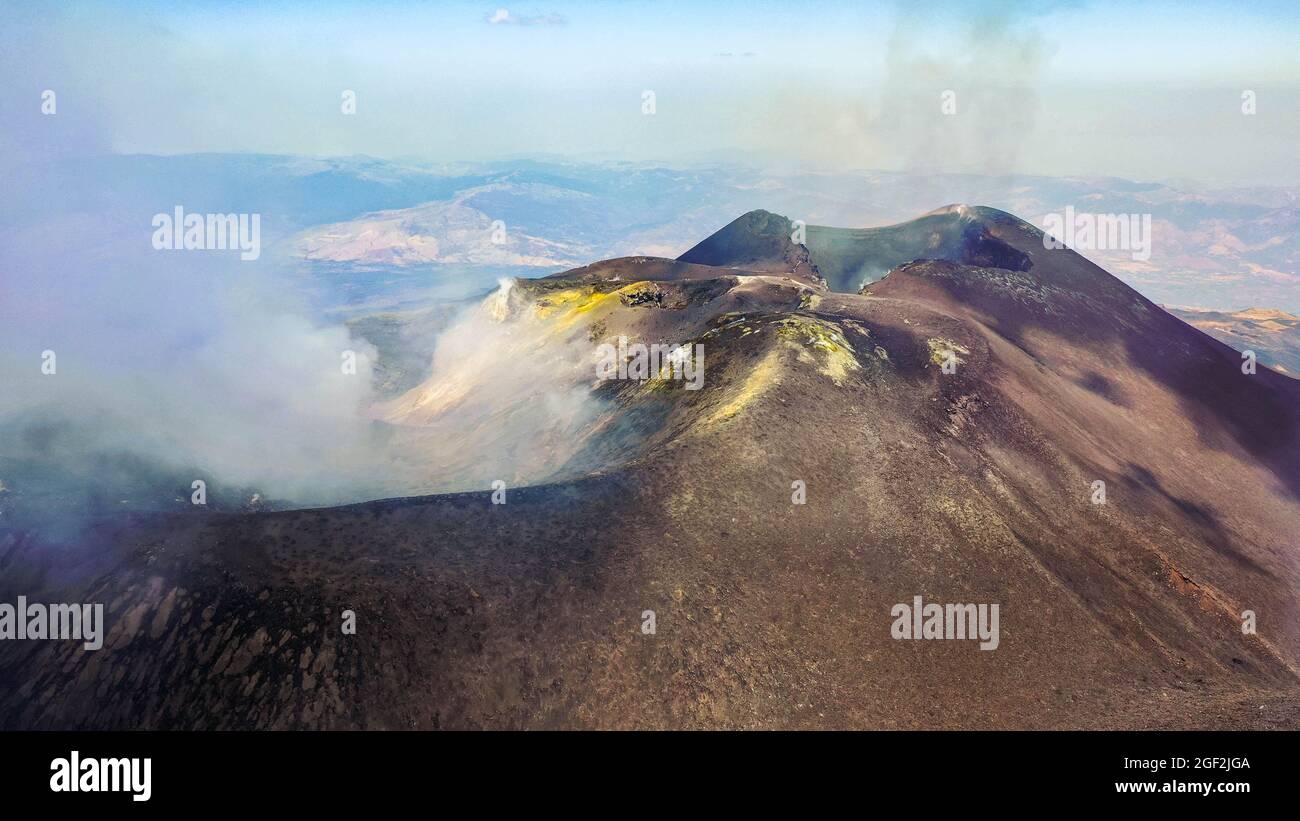 Vista superior del Crater Etna desde arriba en una foto aérea panorámica con sulfuros y humo en la desgasización Foto de stock