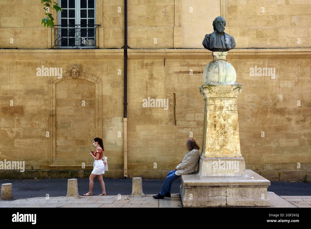 Escena de la calle con Banco Público y Estatua de Nicholas-Claude Fabri de Peiresc Aix-en-Provence Francia Foto de stock