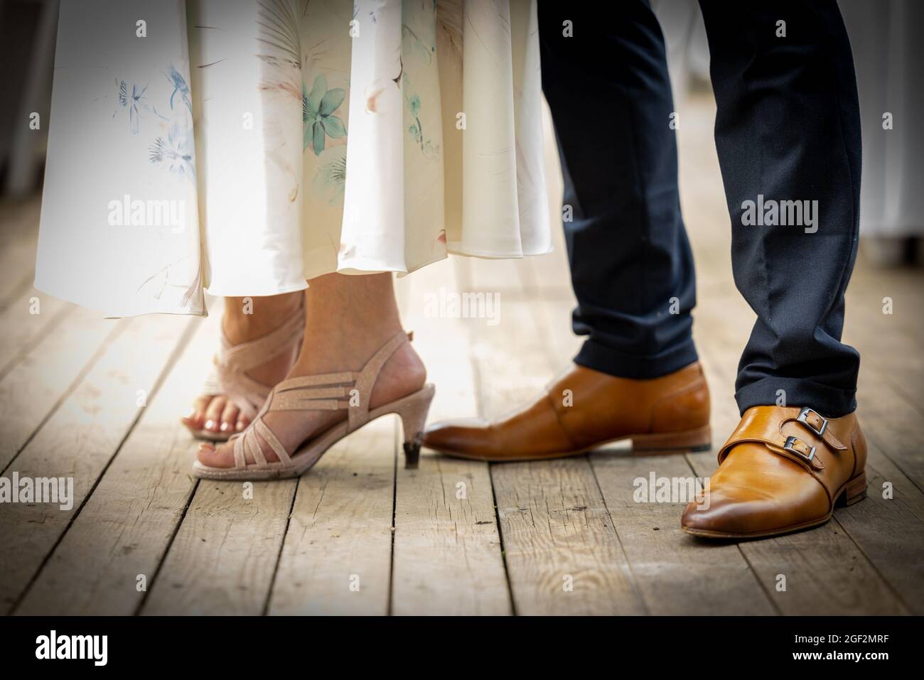 Los zapatos de la novia y del novio en el piso de madera en su día de la  boda. Fotografías de alta calidad Fotografía de stock - Alamy