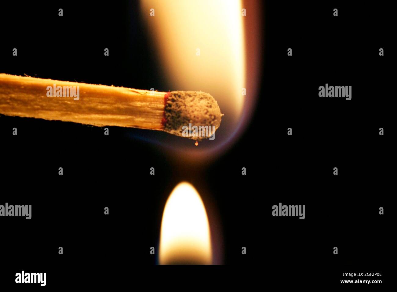 palillo de cerillas ardiente, llama de la vela Foto de stock
