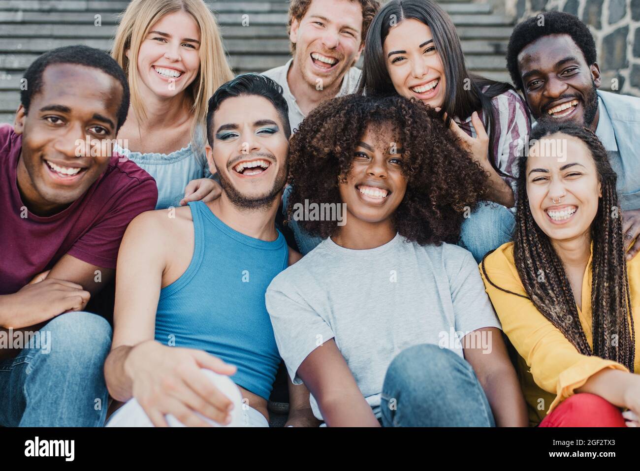 Grupo joven de gente sonriendo en la cámara que se divierte al aire libre  en la ciudad - Enfoque en la cara de la muchacha africana Fotografía de  stock - Alamy