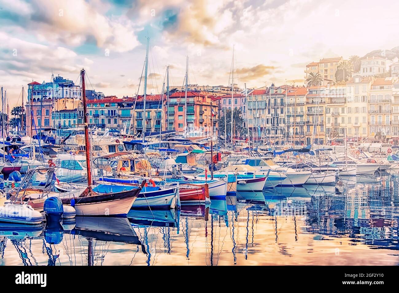 Antiguo puerto de Cannes durante el verano Foto de stock