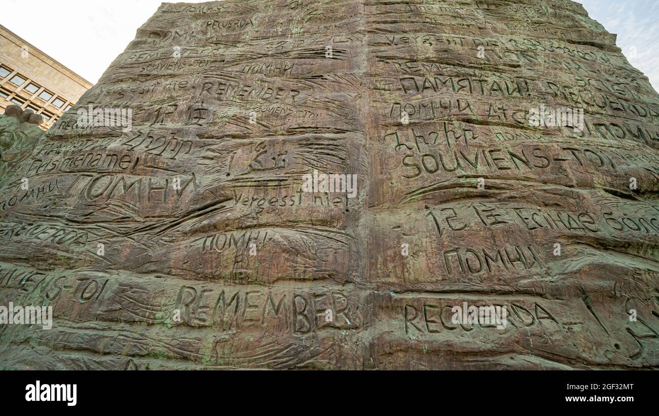 Muro de la Grief, monumento a las víctimas de la persecución política con la palabra tallada 'Recuerde' en diferentes idiomas, Moscú, Rusia Foto de stock