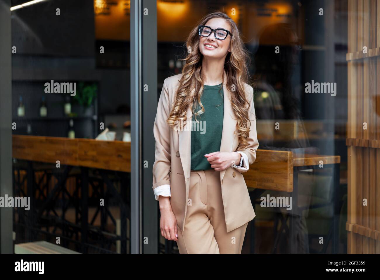 Dueño del restaurante Business Woman vestido elegante traje de baño cerca  del restaurante Big Window Outdoor Caucasian Female Gafas Persona de  negocios Fotografía de stock - Alamy