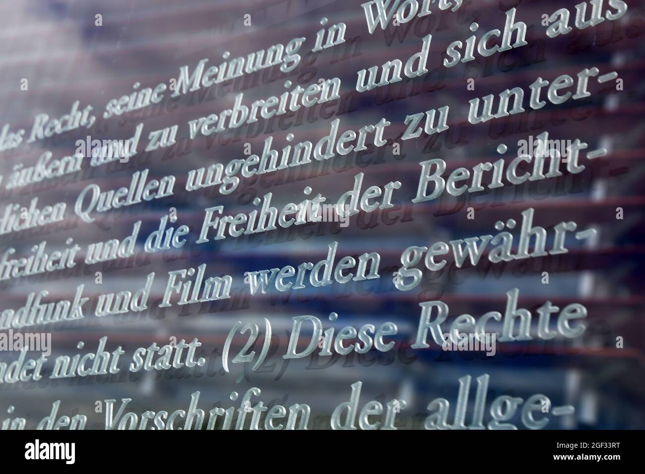 Derecho Básico Alemán Artículo 5, Libertad de Expresión (Meinungsfreiheit), fotografiado en los cristales de Jakob-Kaiser-Haus en Berlín Foto de stock
