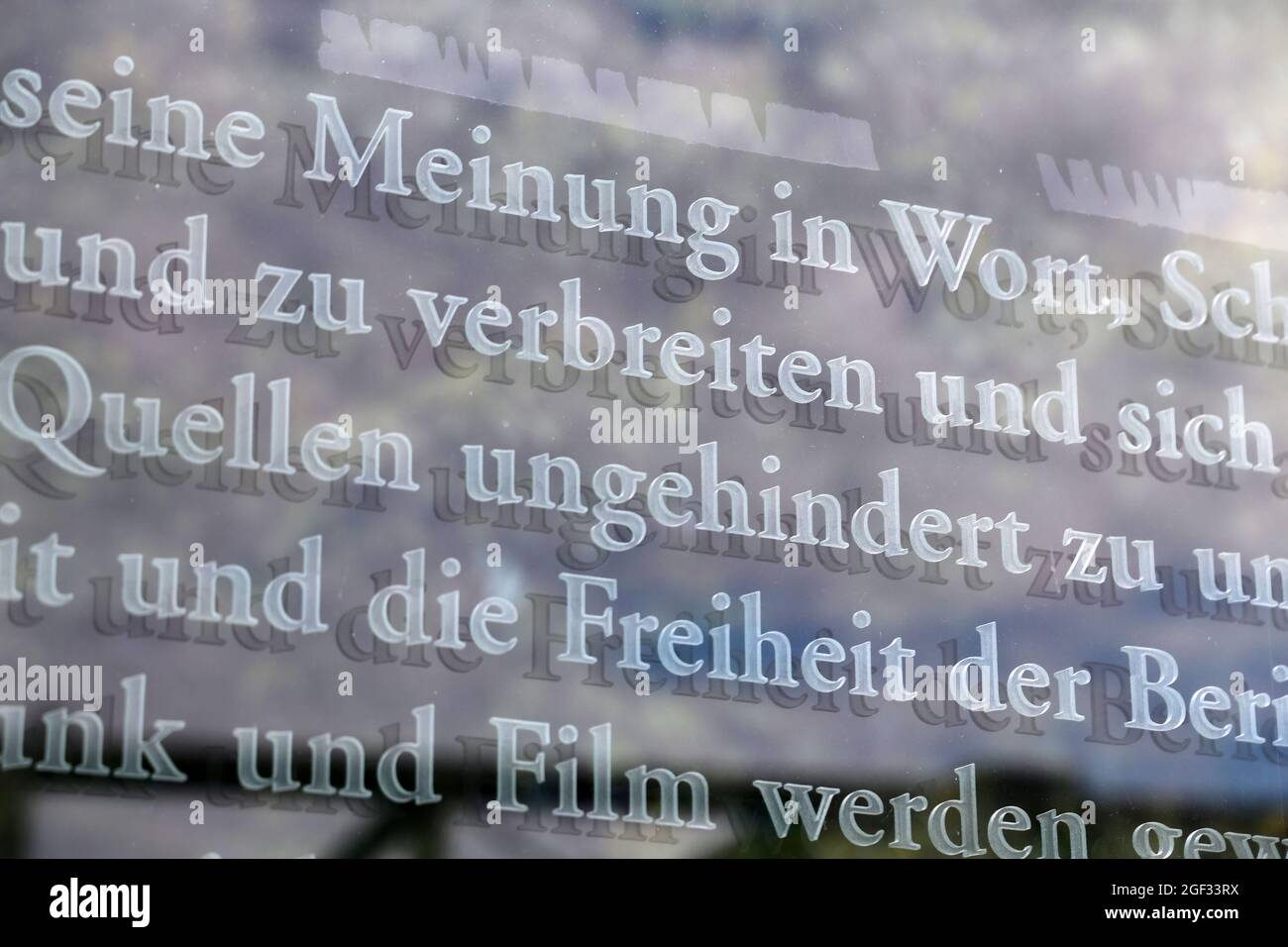 Derecho Básico Alemán Artículo 5, Libertad de Expresión (Meinungsfreiheit), fotografiado en los cristales de Jakob-Kaiser-Haus en Berlín Foto de stock