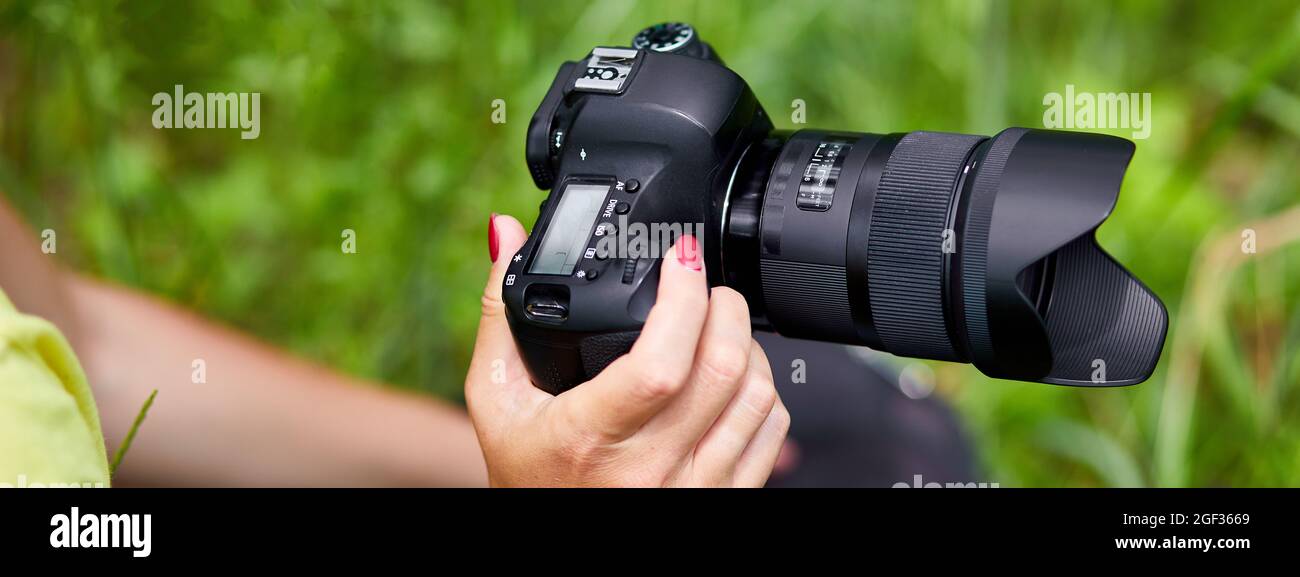 Mujer fotógrafa pack o saca su mochila de cámara, Bolsa de aparatos para  fotografía vista superior, al aire libre Fotografía de stock - Alamy