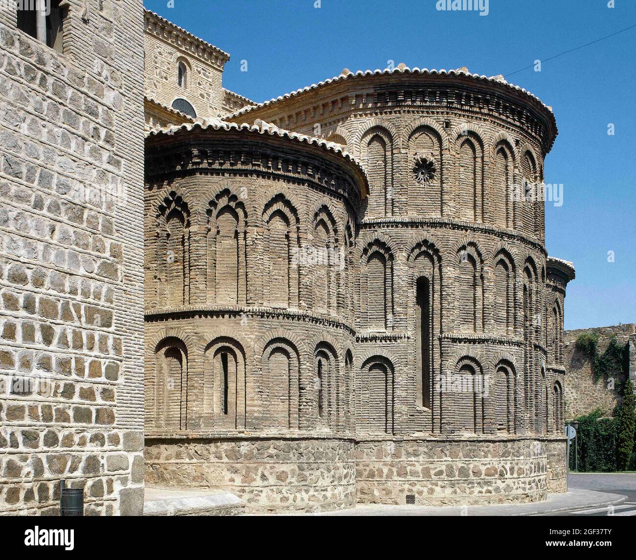 España, Castilla-La Mancha, Toledo. Iglesia de Santiago del Arrabal. Fue  construida en estilo mudéjar entre 1245 y 1248, durante el reinado de  Sancho II Arco Fotografía de stock - Alamy