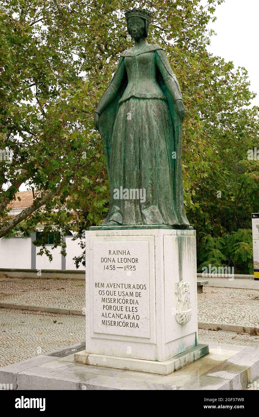 Eleanor de Viseu (1458-1525). infanta portuguesa y más tarde reina consorte de Portugal. Estatua de la reina Eleanor de Portugal, 1958, de Álvaro de Bree (19 Foto de stock