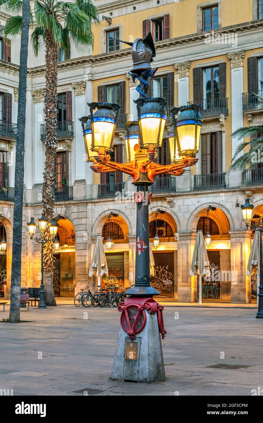 Poste de lámpara diseñado por Antoni Gaudí en la Plaza Real o la Plaza  Reial, Barcelona, Cataluña, España Fotografía de stock - Alamy