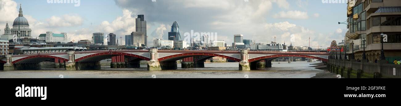 Imagen panorámica del horizonte de la ciudad de Londres vista sobre el puente Blackfriars en 2004. Foto de stock
