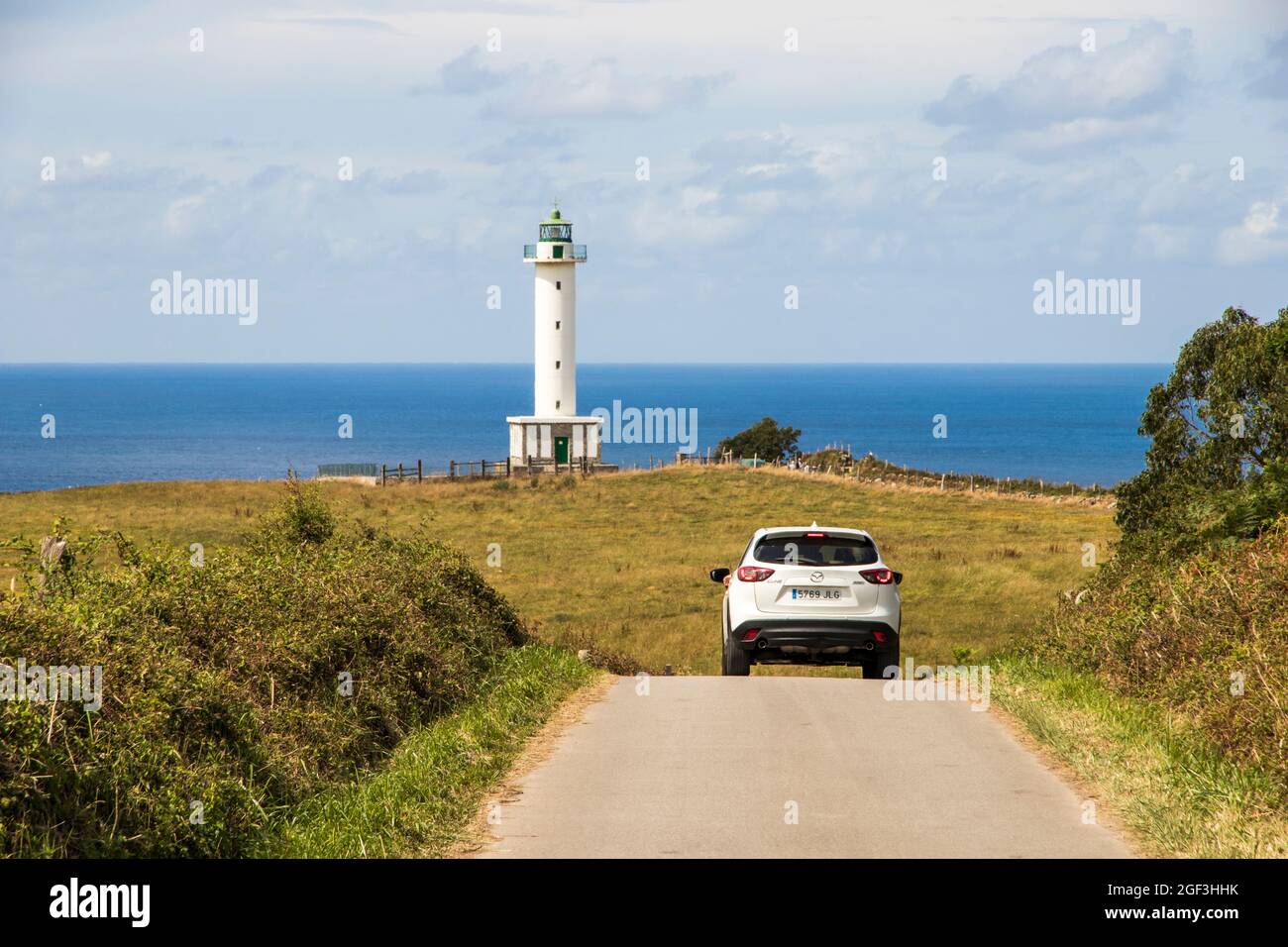 Lastres, España. El faro de Luces cerca de la ciudad costera de Lastres,  con un coche en primer plano Fotografía de stock - Alamy