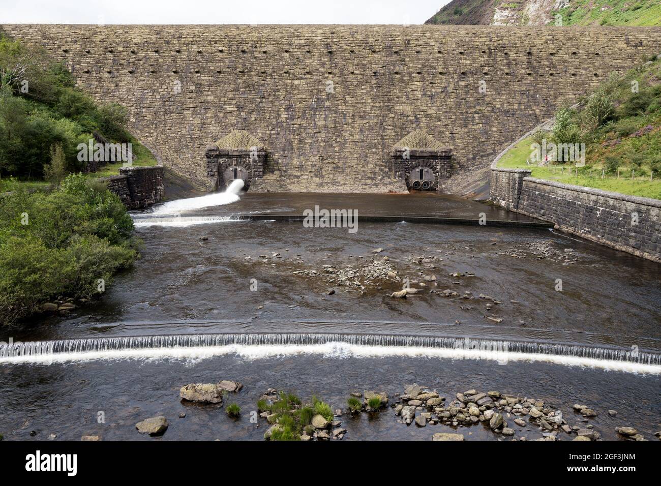 La represa de caban Coch, construida en estilo victoriano, en el valle de Elan, Gales. Foto de stock