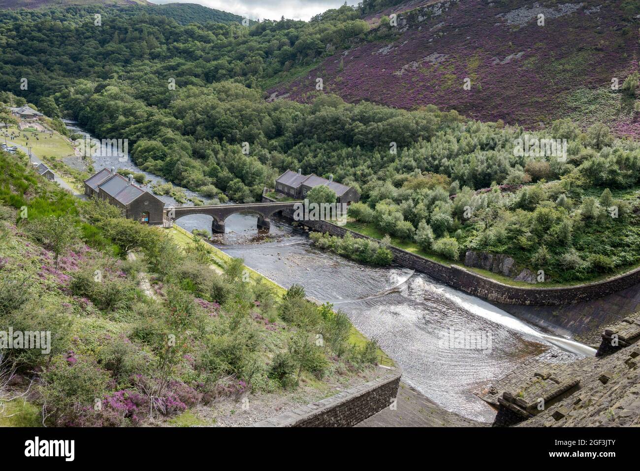La represa de caban Coch, construida en estilo victoriano, en el valle de Elan, Gales. Foto de stock