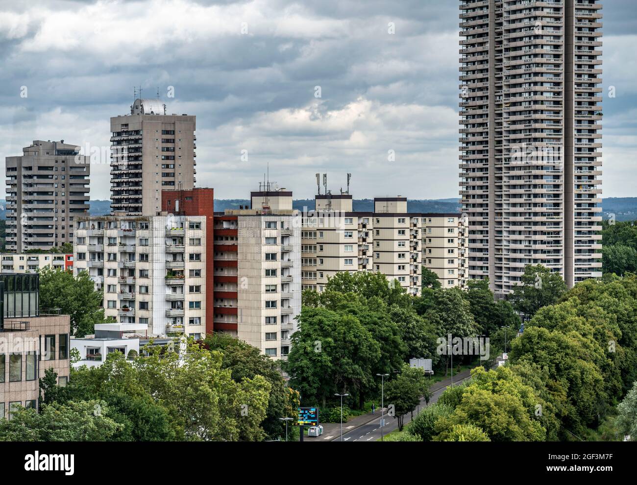 Edificios residenciales de gran altura en el Zoo de Colonia, Colonia Haus a la izquierda, NRW, Alemania, Foto de stock
