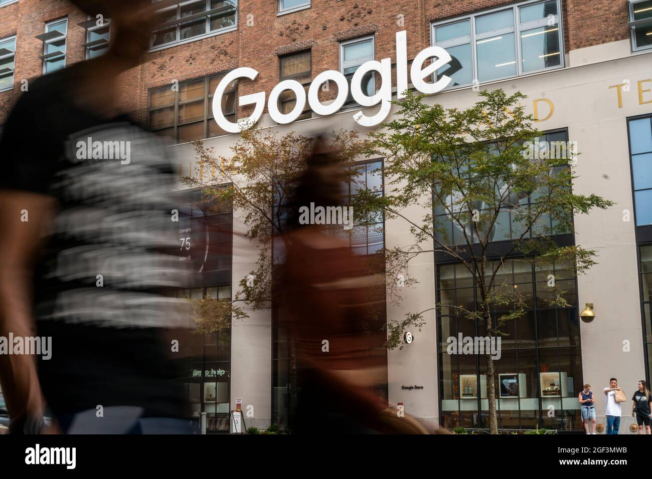 El logotipo de Google en su edificio en 111 Octava Avenida en Nueva York el martes, 10 de agosto de 2021. (© Richard B. Levine) Foto de stock