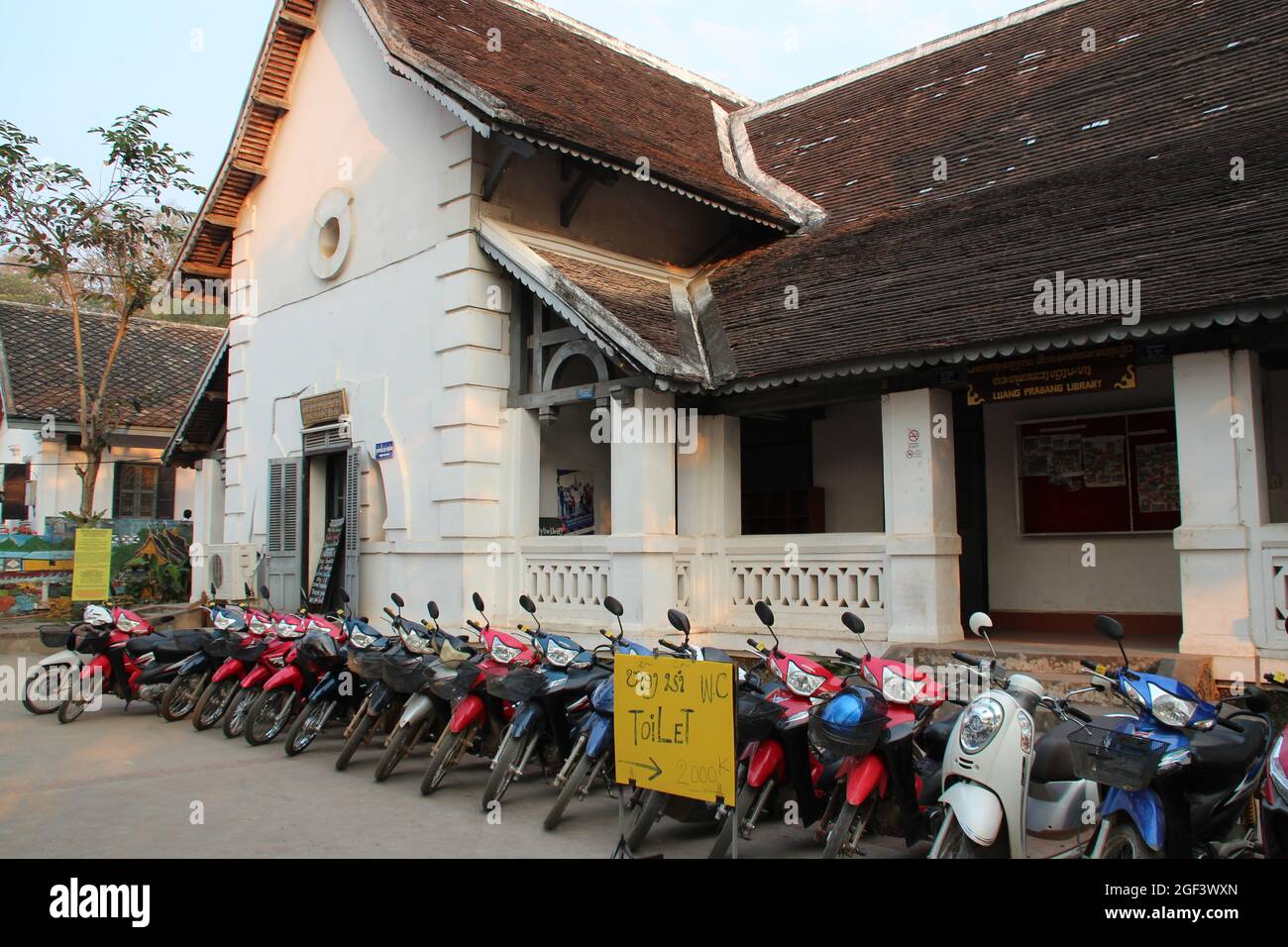 edificio colonial en luang prabang (laos) Foto de stock